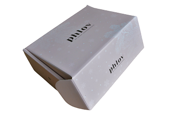 Pudełko prezentowe marki phlov, w jasnym kolorze z delikatnym zimowym wzorem, lekko otwarte, stojące na boku.