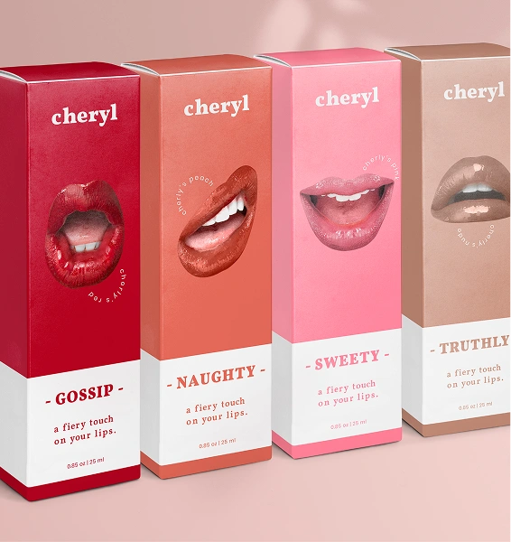 Cztery opakowania pomadek do ust marki Cheryl, w odcieniach czerwonym, różowym i beżowym, z nazwami "GOSSIP", "NAUGHTY", "SWEETY" i "TRUTHLY", ukazujące różne odcienie ust na etykietach.